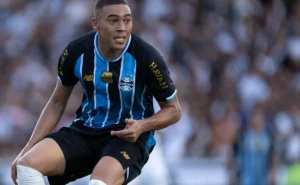 Situação indefinida: Carlos Vinícius tem renovação travada e atrai sondagens de clubes do exterior
