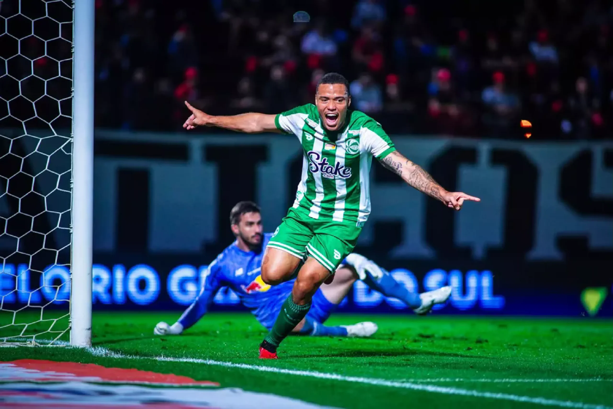 Mandaca comemora gol