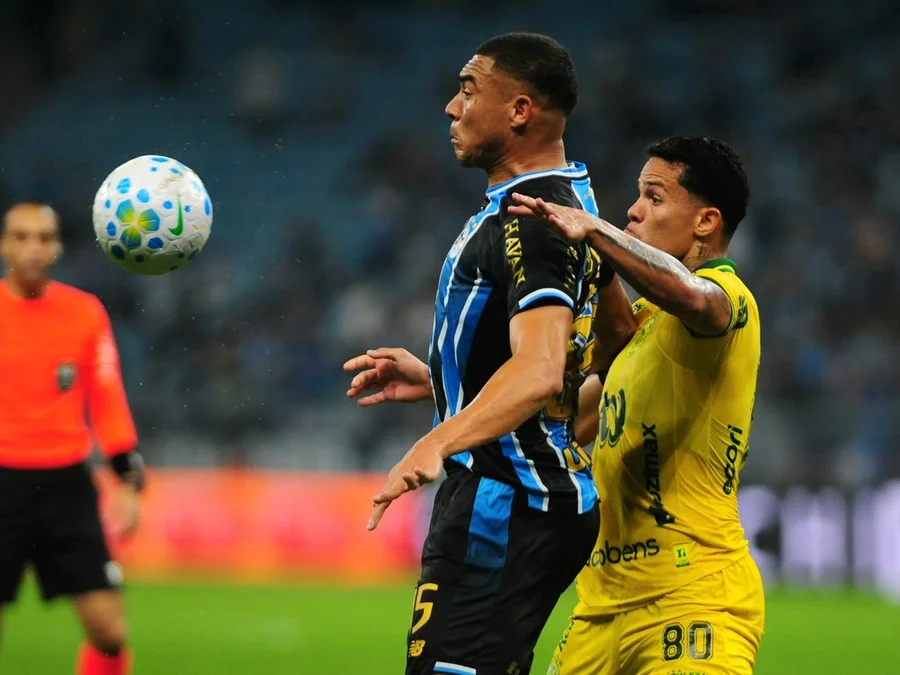 Carlos Vinícius vive seca no Grêmio mas supera marca de Suárez 1 gremiocopero.com