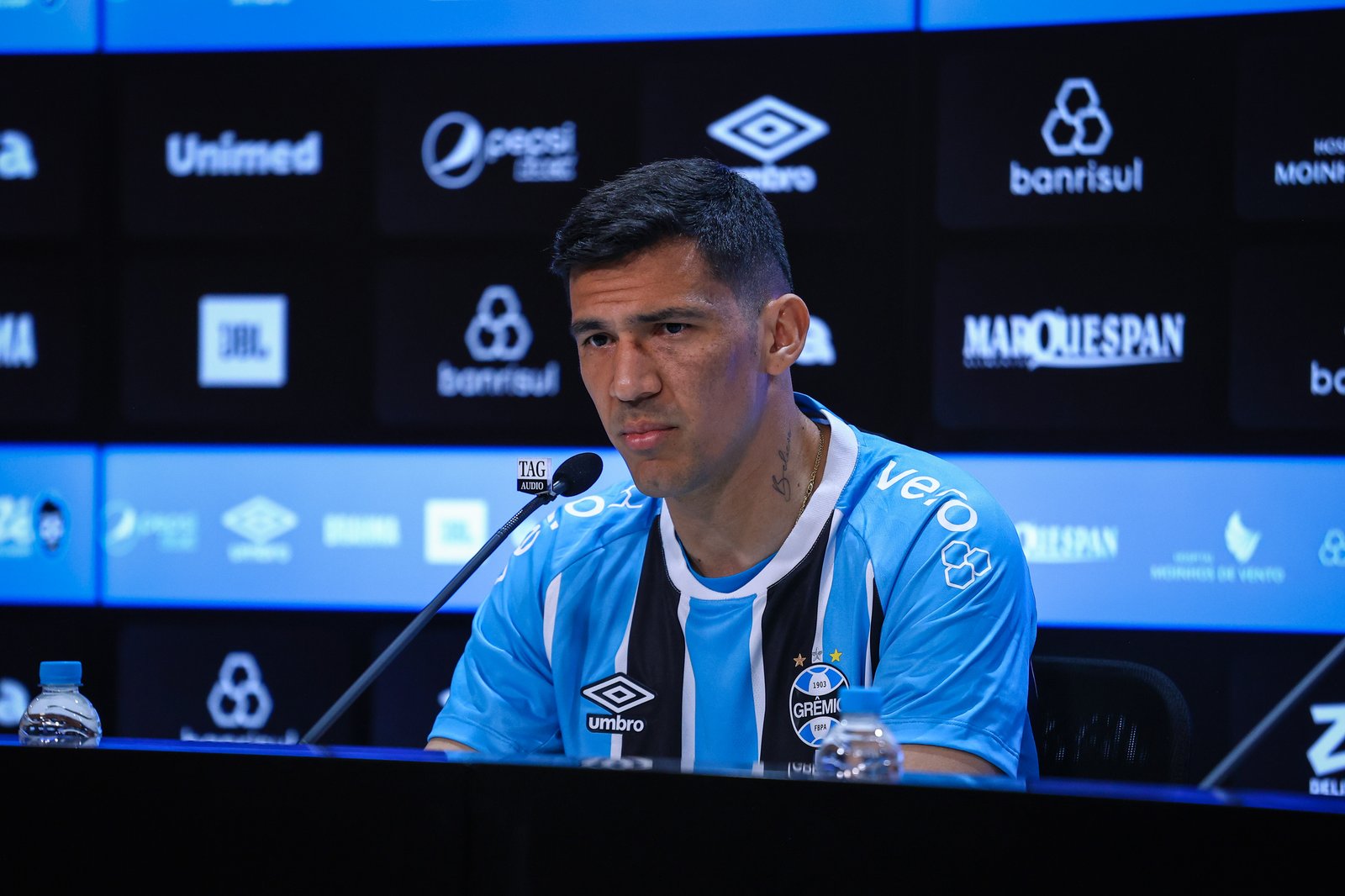 Grêmio inicia conversas para negociar a saída do zagueiro Balbuena e mira reforço para a defesa