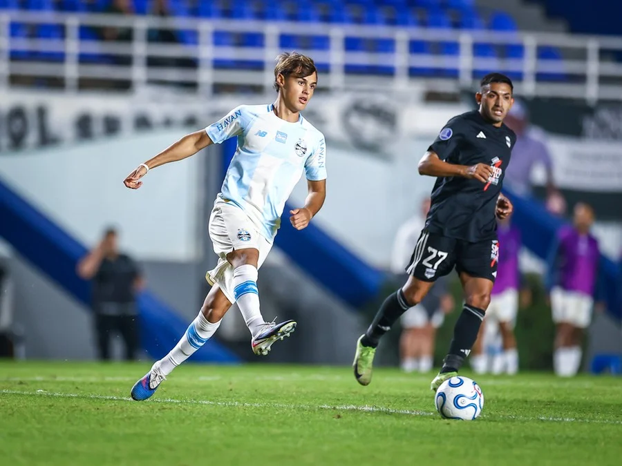 Boa notícia no CT: Recuperado de quadro grave de enxaqueca, volante Tiaguinho volta aos treinos do Grêmio na próxima semana 1 gremiocopero.com