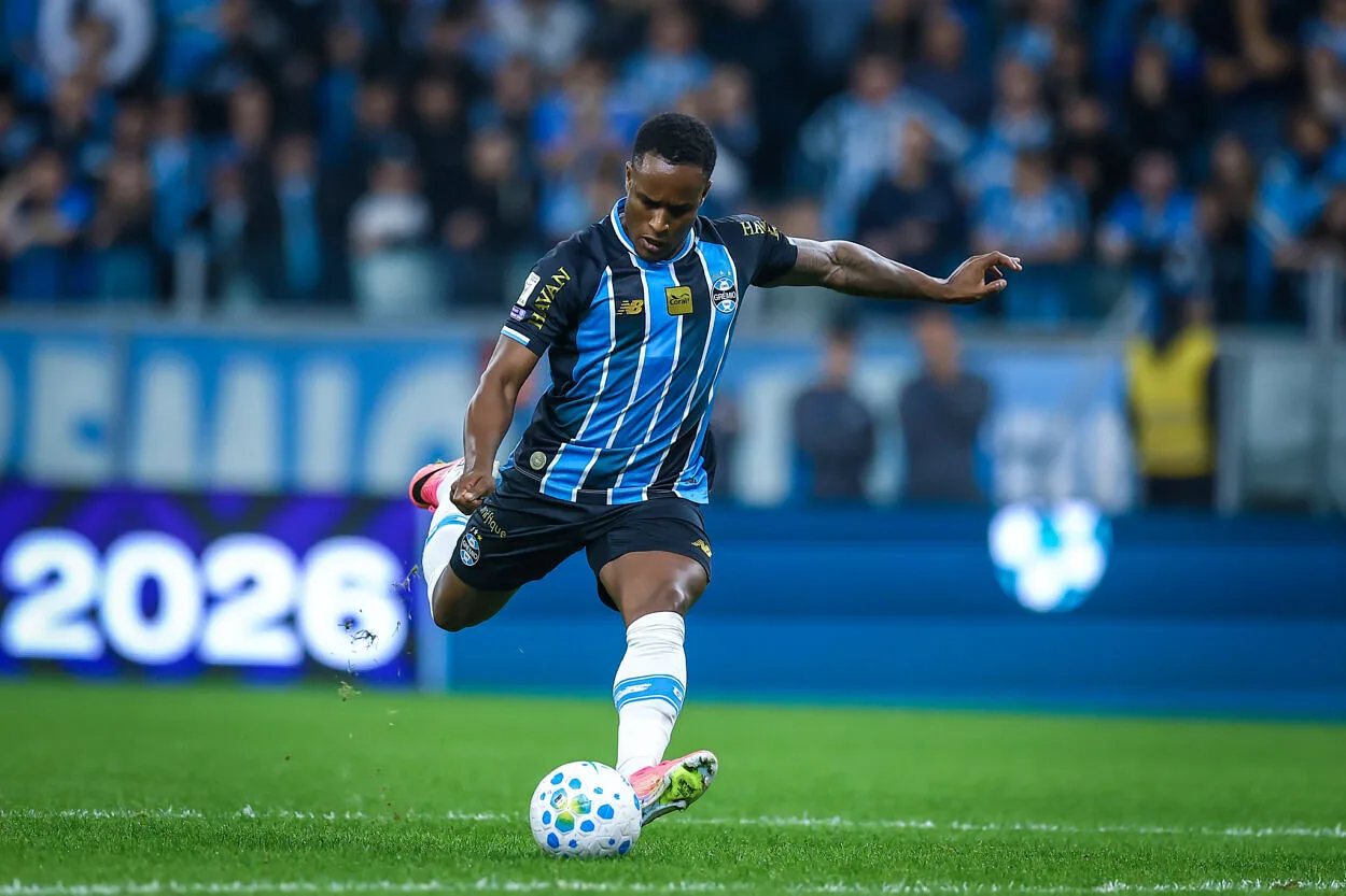 Dor de cabeça para Luís Castro: Jovane Cabral e Amuzu sofrem com problemas físicos e viram dúvida para o Gre-Nal 1 gremiocopero.com