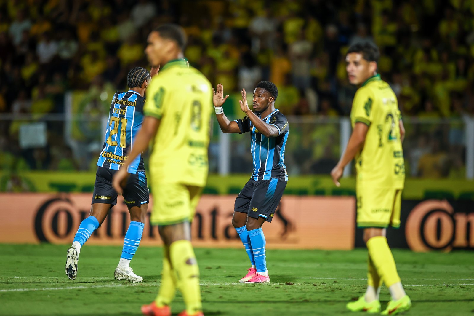 Fim de ciclo à vista? Com contrato perto do encerramento, Amuzu abre o jogo sobre futuro no Grêmio 1 Amuzu Fala Sobre Futuro no Grêmio