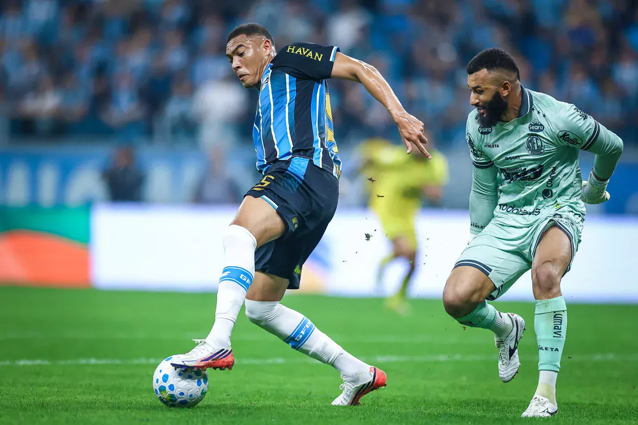 Carlos Vinícius Abre o Jogo Sobre Renovação com o Grêmio