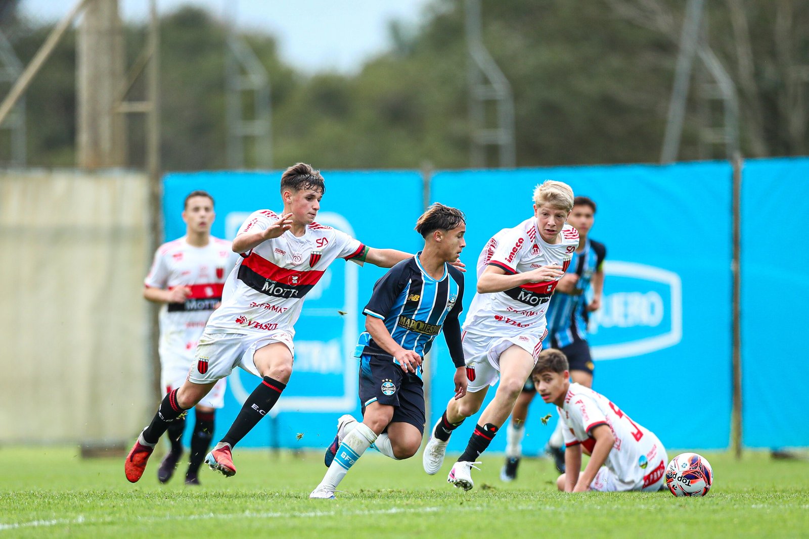 Rumo ao título! Grêmio supera o Guarani-VA novamente, garante vaga nas semifinais do Gauchão Sub-15 1 Grêmio Vence o Guarani-VA e Avança às Semifinais do Gauchão Sub-15