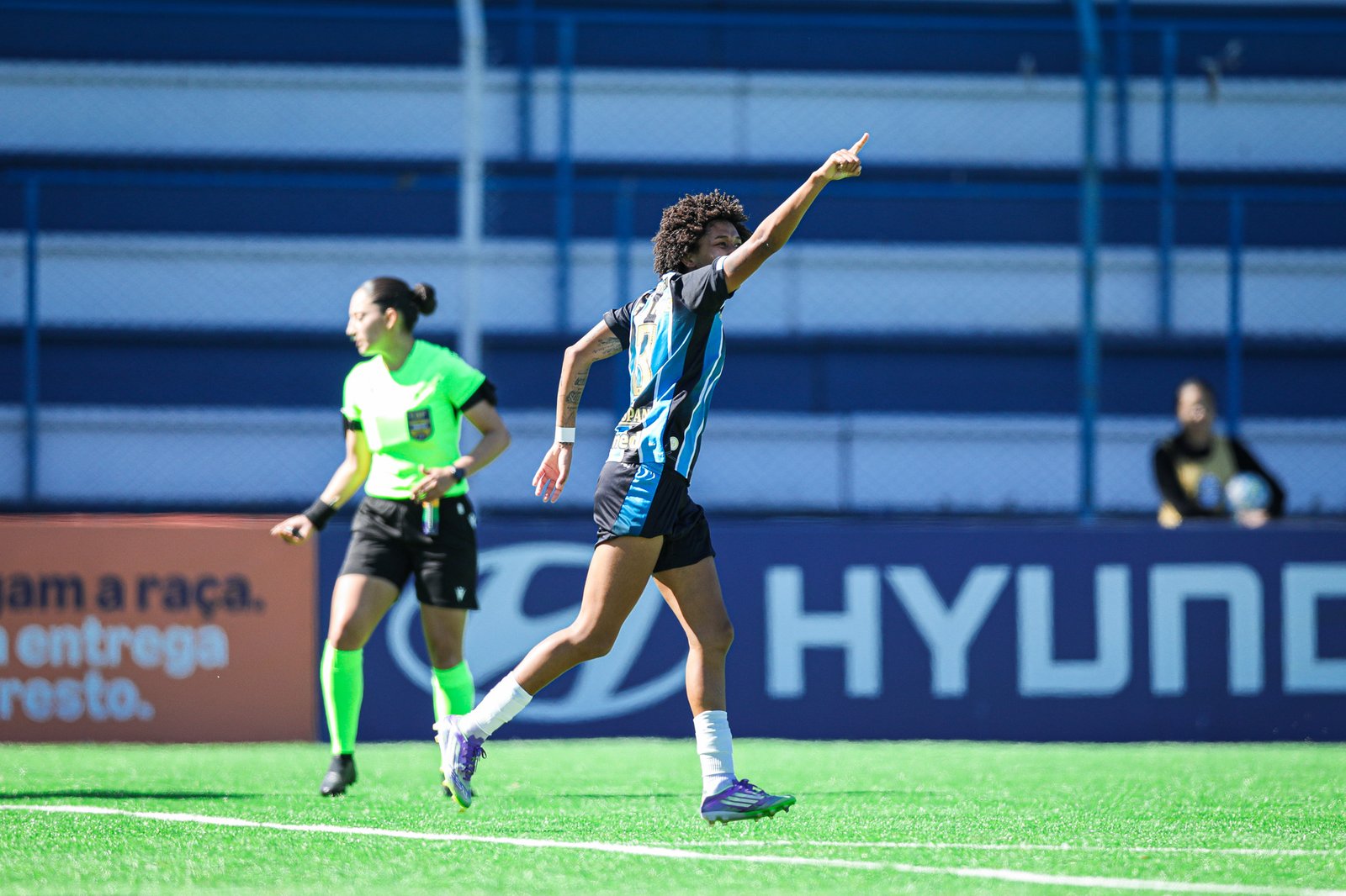 Grêmio bate o Cruzeiro com autoridade no Passo D’Areia, entra no G8 pela primeira vez e cola na classificação do Brasileirão Feminino 1 Grêmio bate o Cruzeiro com autoridade no Passo D’Areia