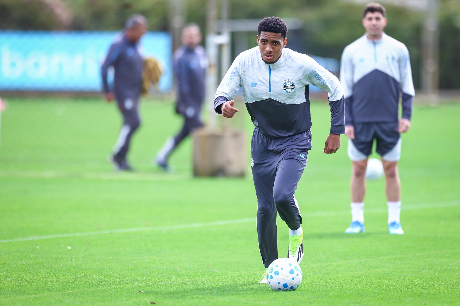 "O show do milhão acabou": Grêmio pisa no freio e reduz drasticamente gastos com reforços 1 Wallace treinando pelo Grêmio