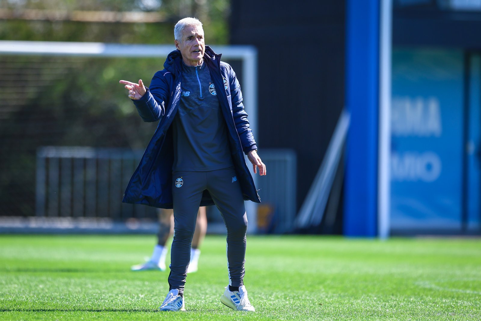Luís Castro promete mudanças no Grêmio