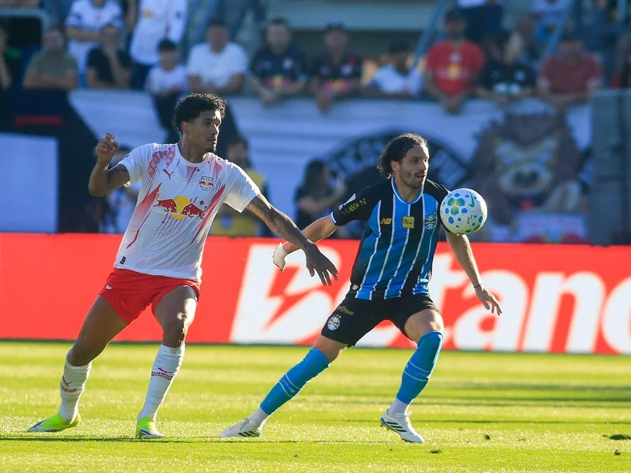 Castigo no fim: Grêmio sofre gol nos acréscimos, perde para o Bragantino e segue colado no Z-4 1 gremiocopero.com