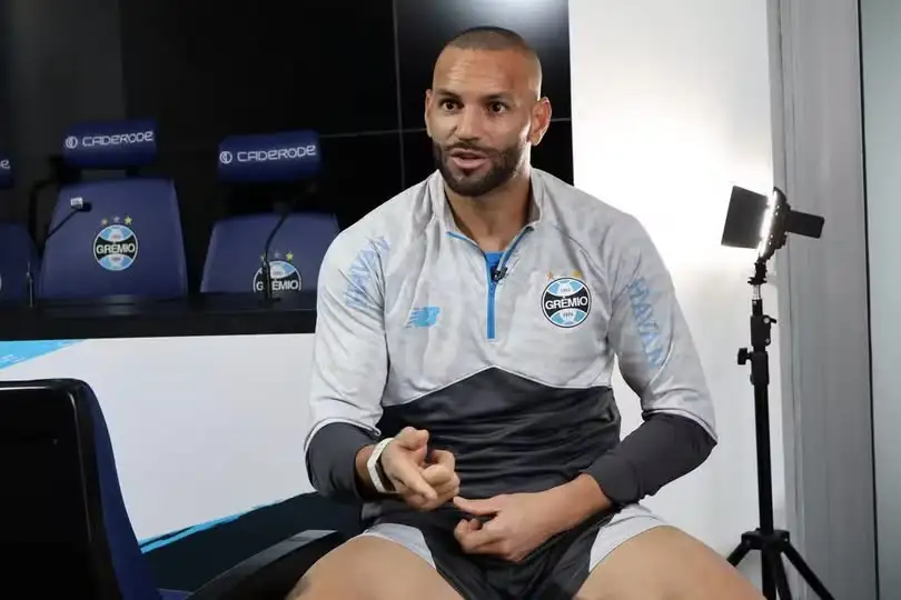 Weverton vê Grêmio em construção, defende Luís Castro e projeta Gre-Nal: "Oportunidade de fazer história" 1 Weverton avalia momento do Grêmio