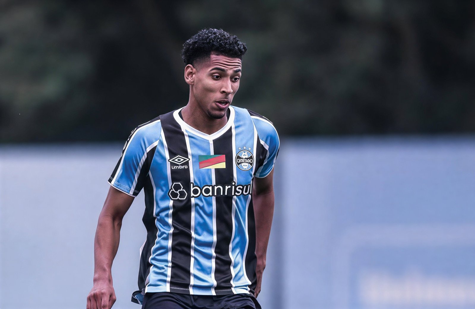 Superação e futuro: Grêmio encaminha renovação com o zagueiro Athos até 2029 1 Grêmio encaminha renovação do zagueiro Athos até 2029