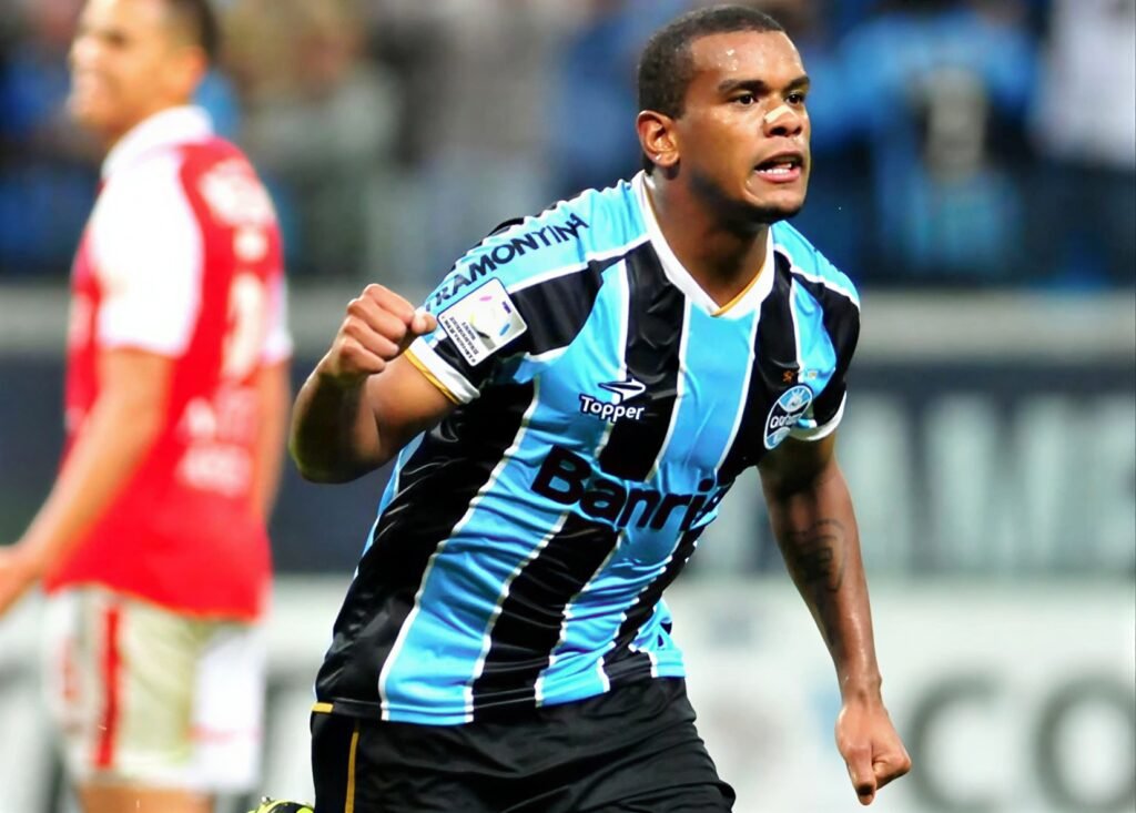 Ex-volante do Grêmio, Fernando é anunciado como reforço de equipe treinada por Andrés Iniesta
