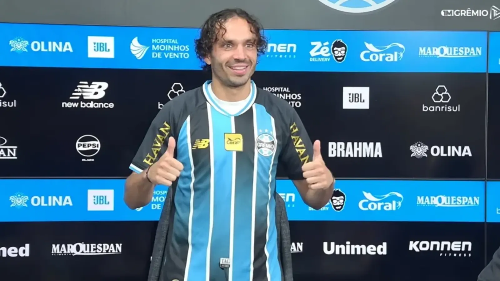 Com português afiado e herdeiro da camisa 8, Filip Krovinović é apresentado pelo Grêmio e revela bastidores de conversa com o ídolo Jonas 1 Krovinović ganha camisa que era de Arthur e revela papo com ex-atacante do Grêmio