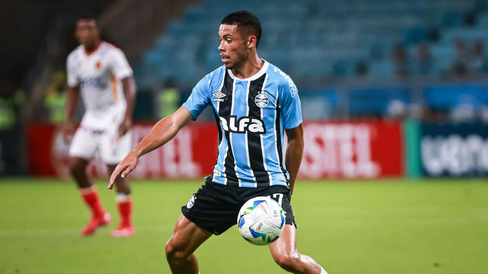 Ex-Grêmio, Alysson ganha sequência no Aston Villa e é elogiado na Inglaterra: "Muito promissor" 1 Ex-Grêmio, Alysson ganha sequência no Aston Villa e é elogiado na Inglaterra