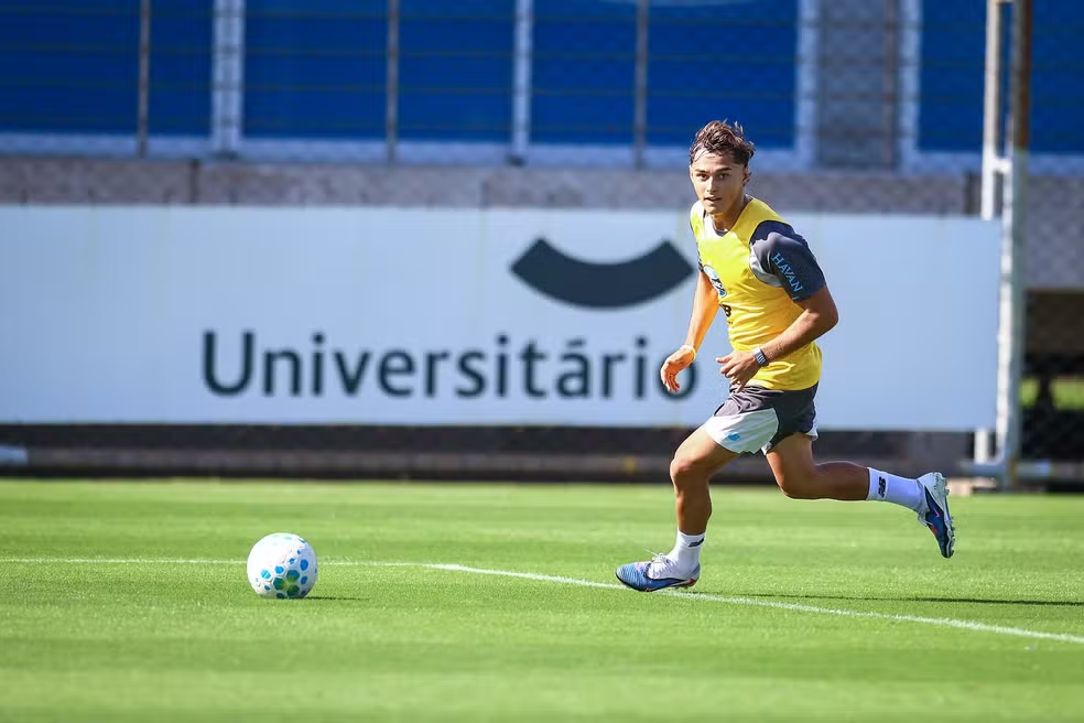 Tiaguinho durante treinamento do Grêmio