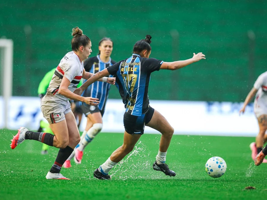 Grêmio busca quebrar tabu contra o São Paulo e fazer história no Brasileirão Feminino 1 Jogadoras do Grêmio Feminino durante partida pelo Brasileirão Feminino