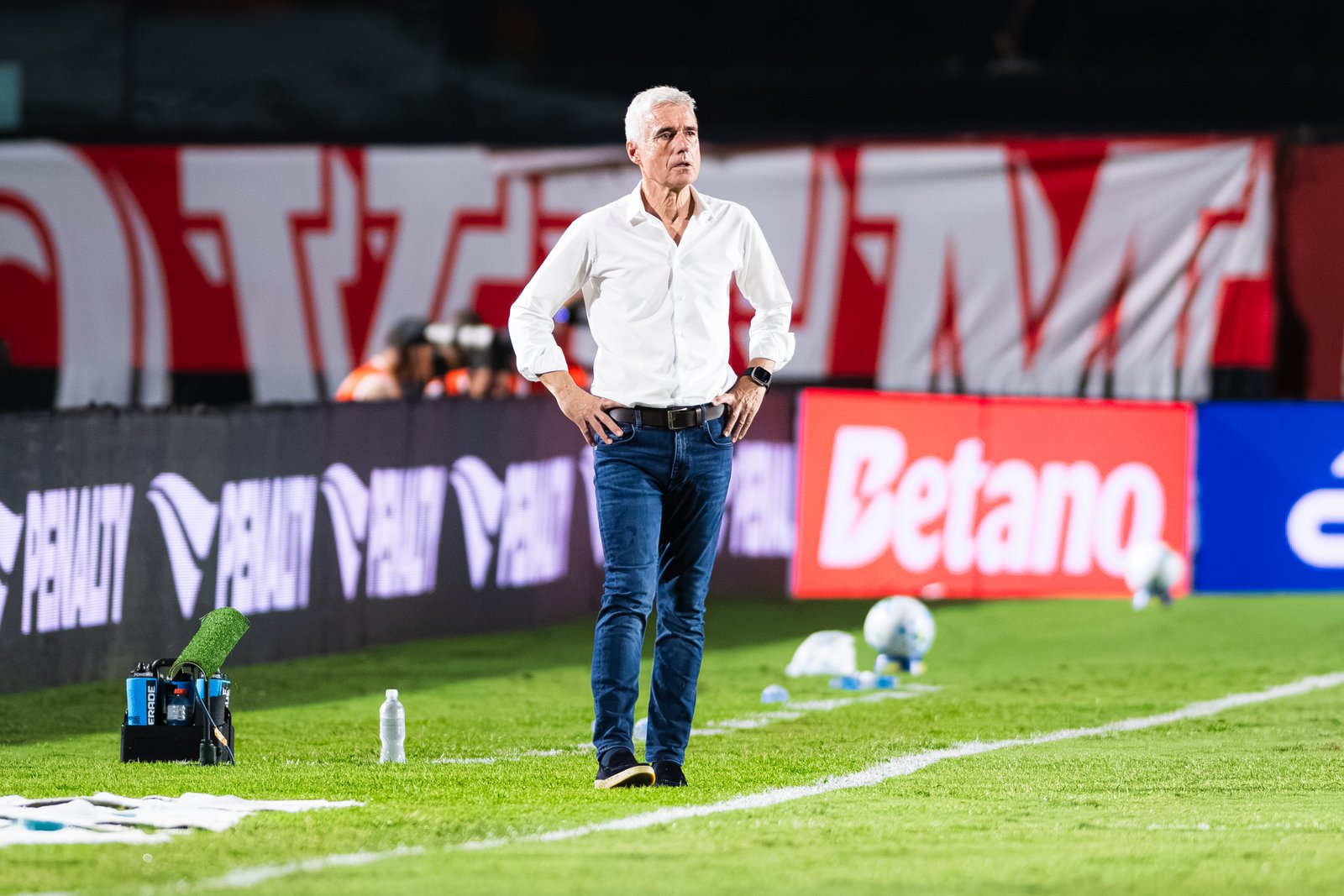 Luís Castro vive realidade paralela e diz que Grêmio não merecia perder para o Vitória 1 Luís Castro durante derrota do Grêmio para o Vitória pelo Brasileirão