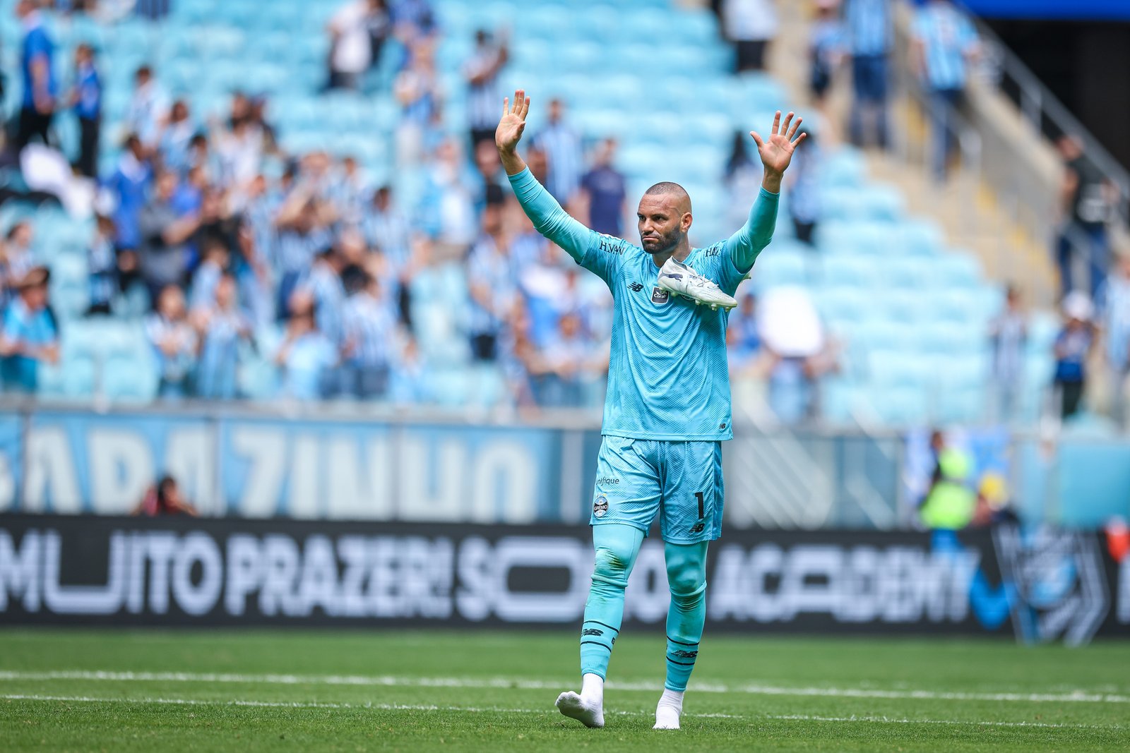 Weverton faz defesa durante o empate entre Grêmio e Palmeiras na Arena