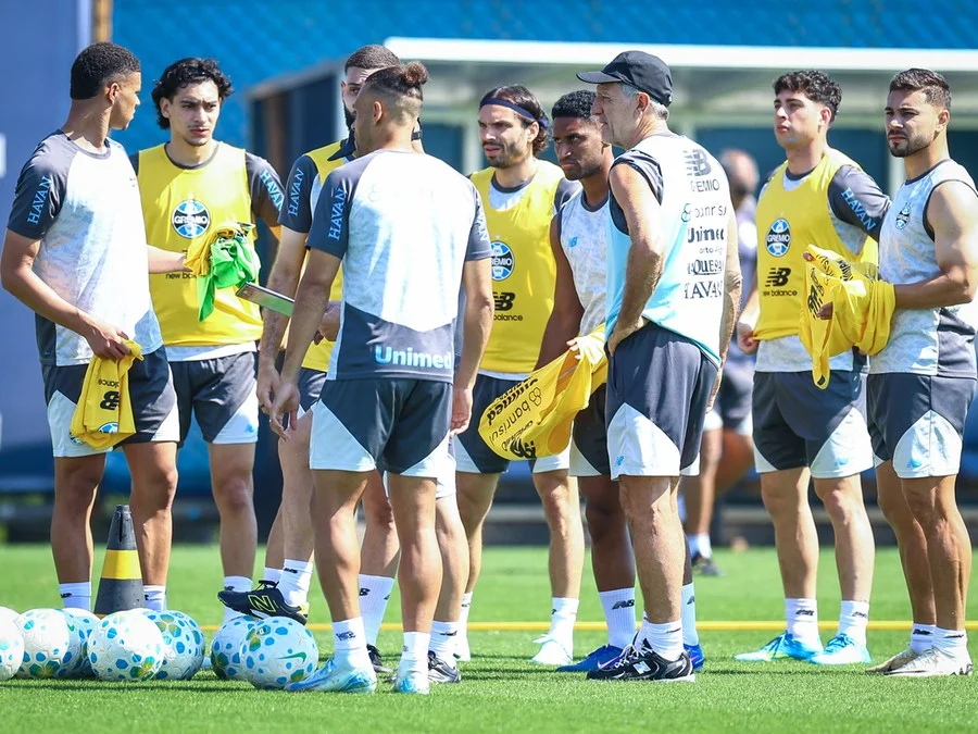 Renato Portaluppi durante atividade do Grêmio no CT Presidente Luiz Carvalho