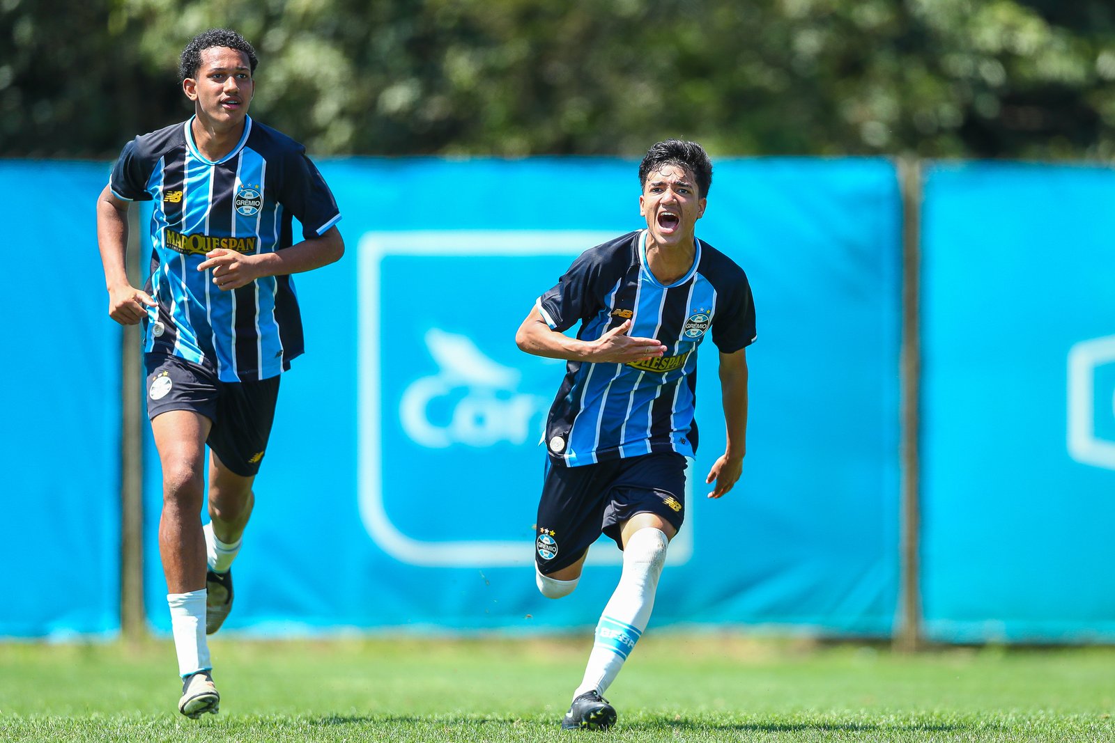 Base do Grêmio vence duas na Copa Sul e tem sábado perfeito 1 Jogadores da base do Grêmio durante partida pela Copa Sul