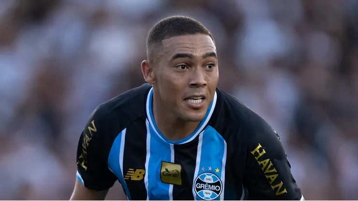 Carlos Vinícius, atacante do Grêmio, durante partida pelo Brasileirão