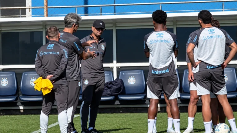 Titular do Grêmio preocupa após sair mancando de campo 1 Wallace durante partida do Grêmio no Campeonato Brasileiro