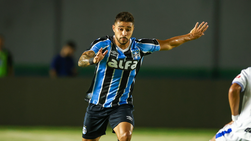 João Pedro pode atuar improvisado na lateral esquerda do Grêmio contra o Botafogo