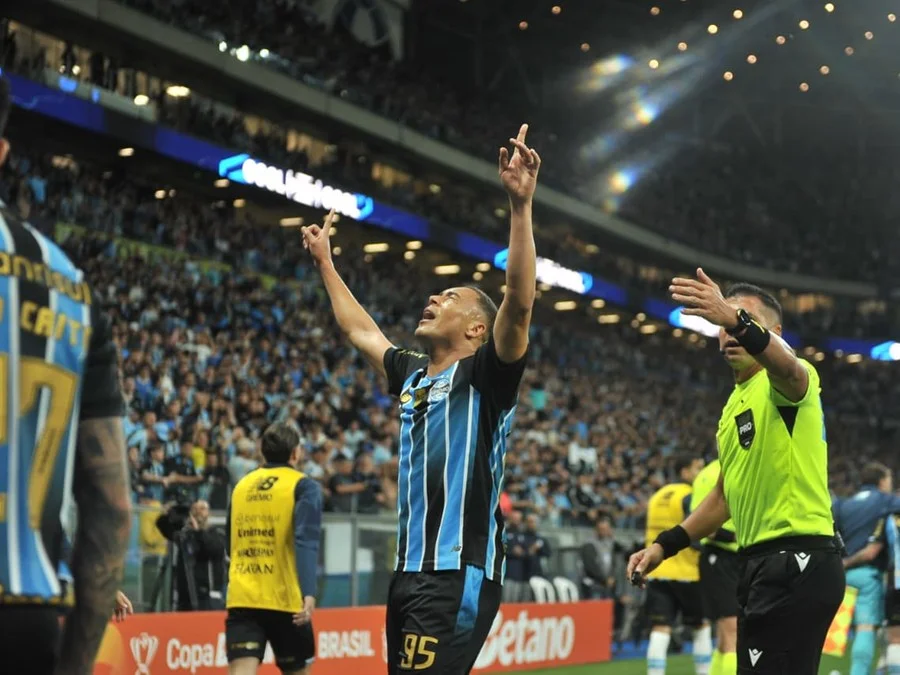 Carlos Vinícius comemora gol do Grêmio contra o Internacional no Gre-Nal 454