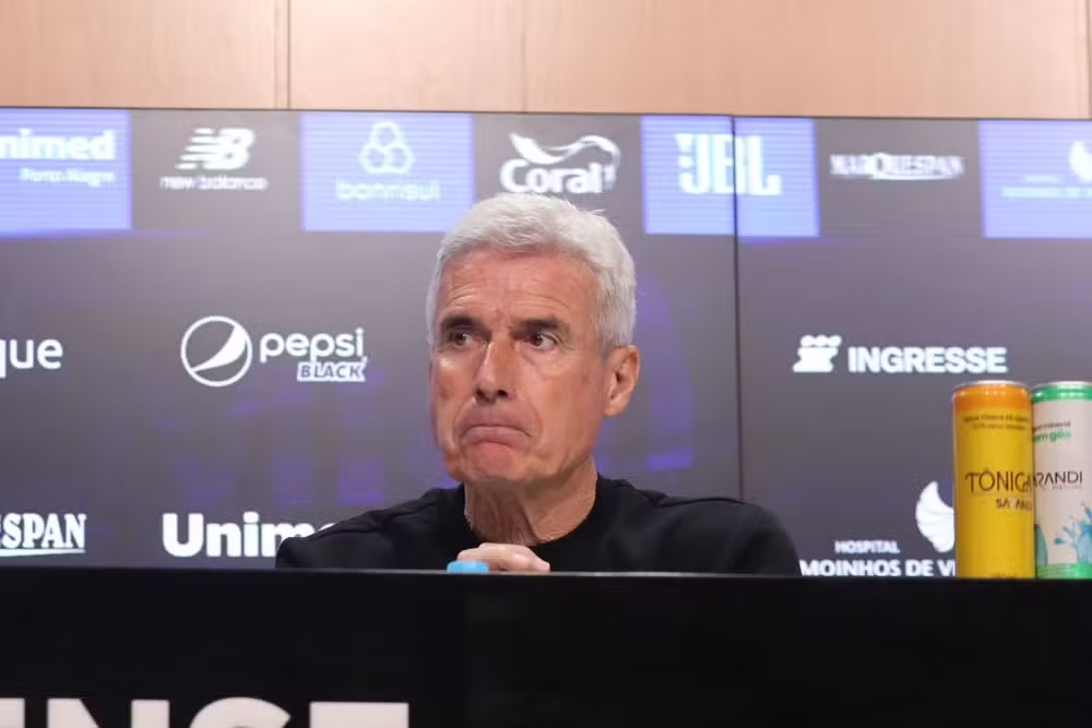 Luís Castro durante coletiva após derrota do Grêmio para o Vasco