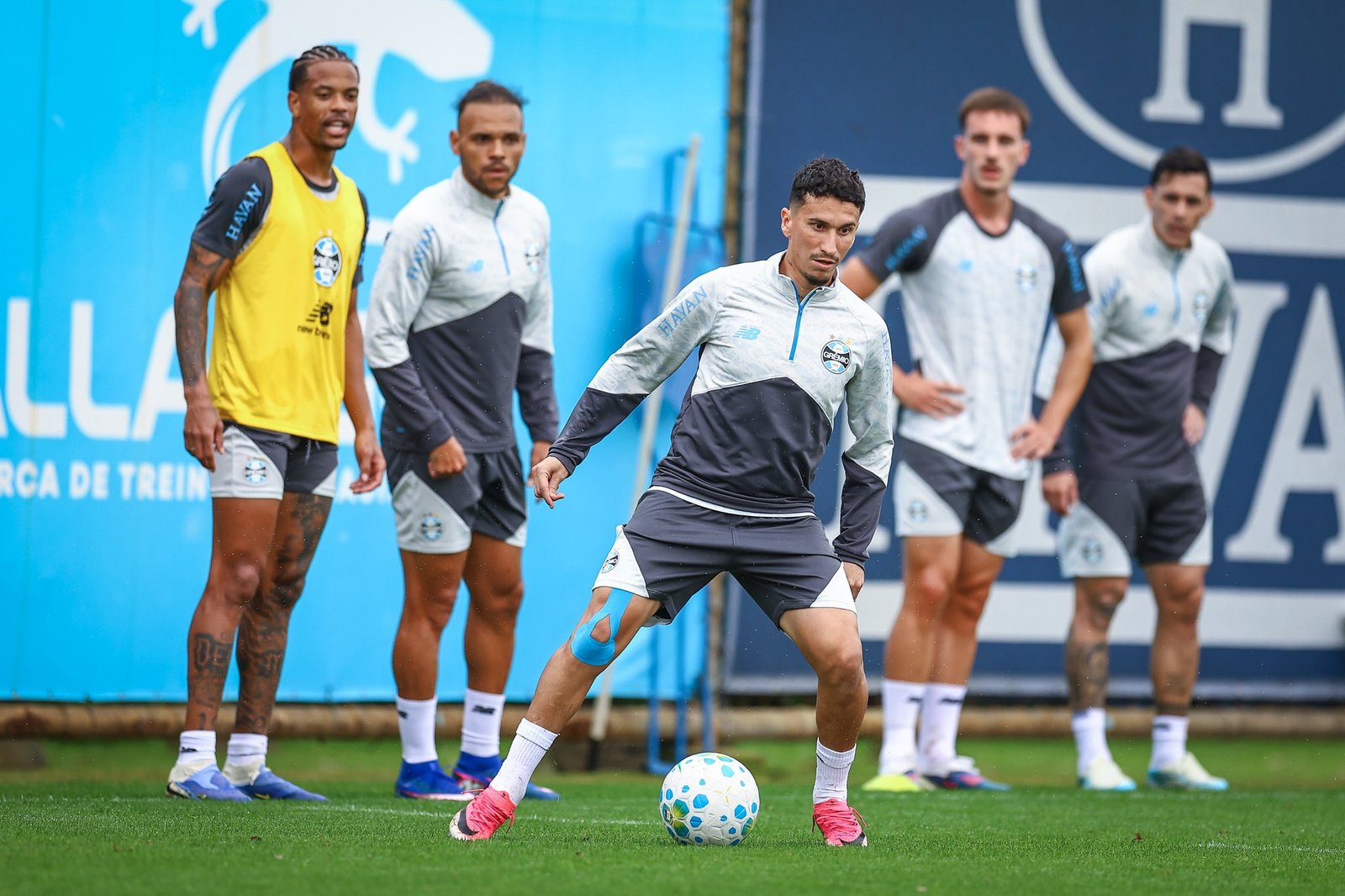 Dodi ganha oportunidade com Renato e pode voltar à disputa por vaga no Grêmio 1 gremiocopero.com