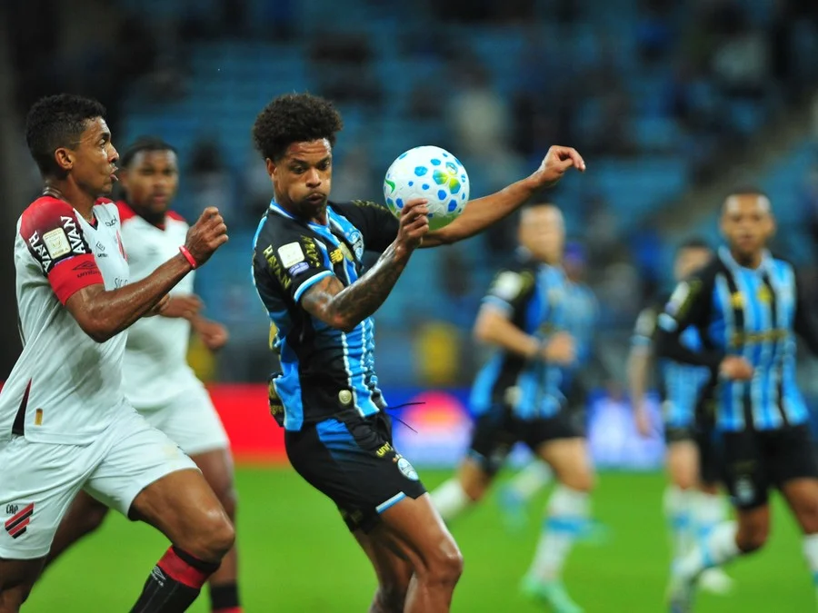 Jogadores do Grêmio comemoram vitória sobre o Athletico-PR por 2 a 0 na Arena.