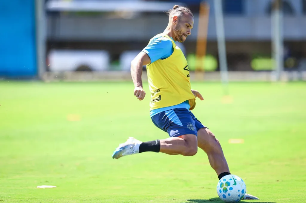 Martin Braithwaite com a camisa do Grêmio em imagem relacionada à possibilidade de saída do atacante em caso de rebaixamento para a Série B.