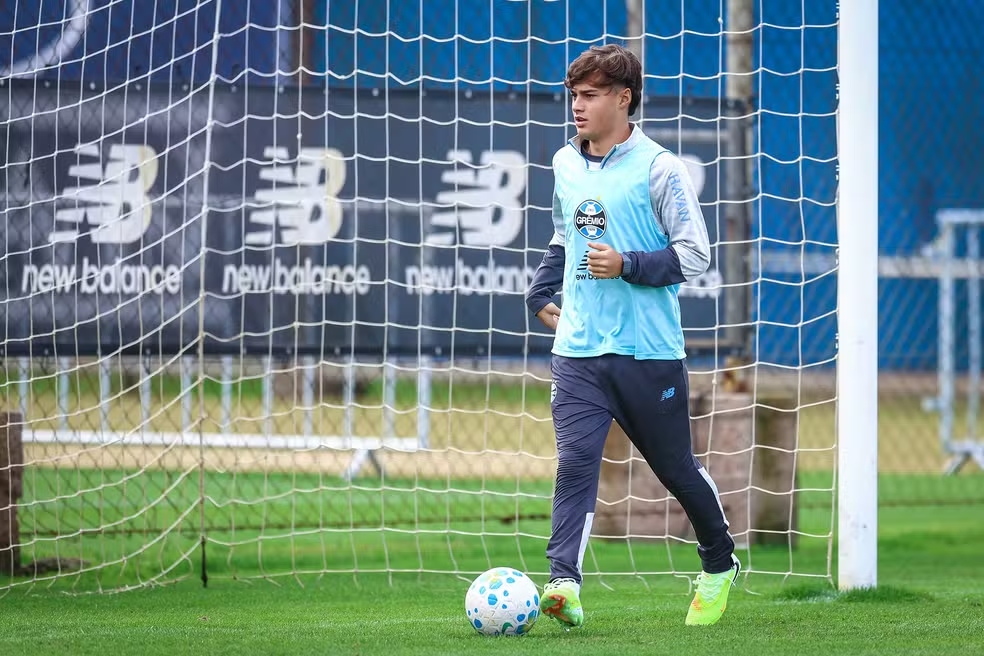 Tiaguinho durante treinamento do Grêmio no CT Luiz Carvalho, onde Renato Portaluppi observa o jovem como alternativa para o meio-campo