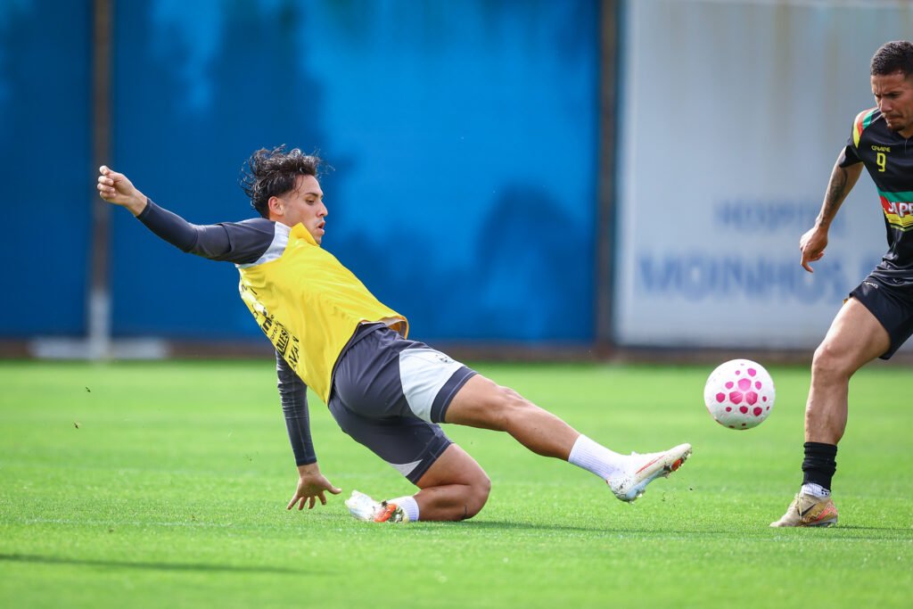 Renato estuda mudança tática no Grêmio e Noriega pode ganhar espaço 2 Renato Portaluppi estuda utilizar três zagueiros no Grêmio contra o Cruzeiro. Erick Noriega aparece entre as alternativas para reforçar a defesa.