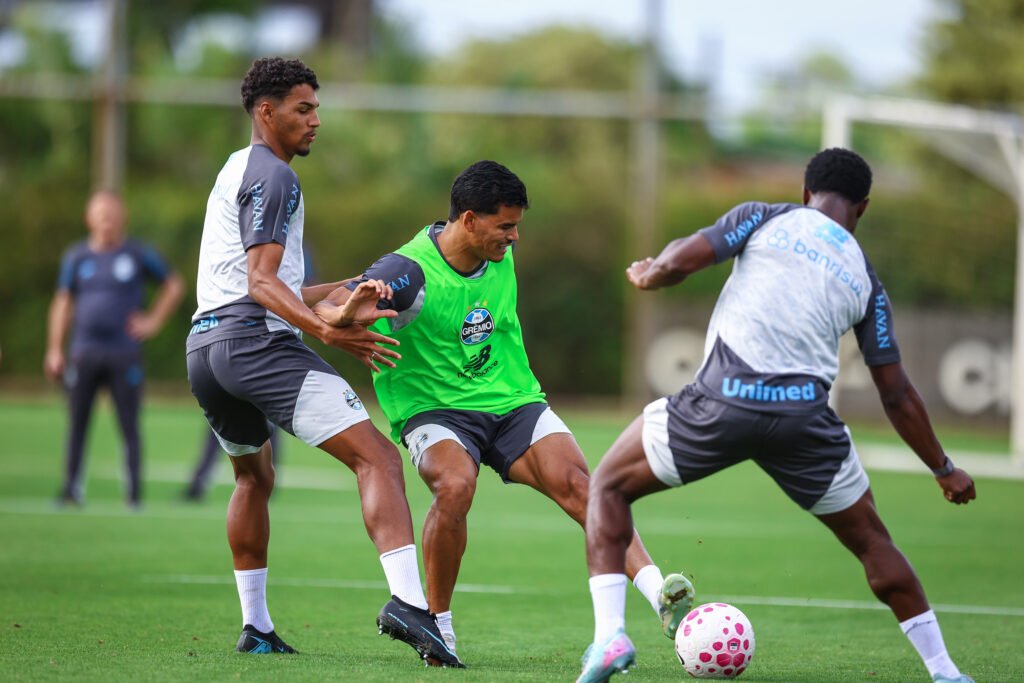 Grêmio ganha aval para pagar bônus extra ao elenco na luta contra o rebaixamento 2 Grêmio recebe autorização para oferecer bônus extra aos jogadores na luta contra o rebaixamento à Série B