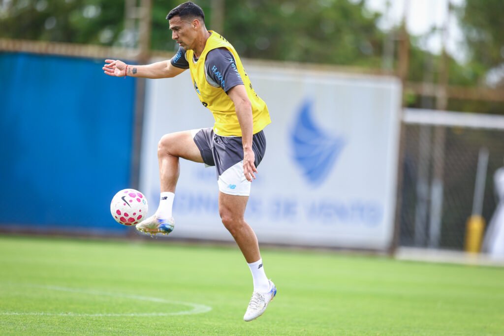 Renato prepara mudança na defesa do Grêmio, e Balbuena ganha força contra o Coritiba 2 Balbuena e Wallace durante preparação do Grêmio para enfrentar o Coritiba pela 32ª rodada do Campeonato Brasileiro