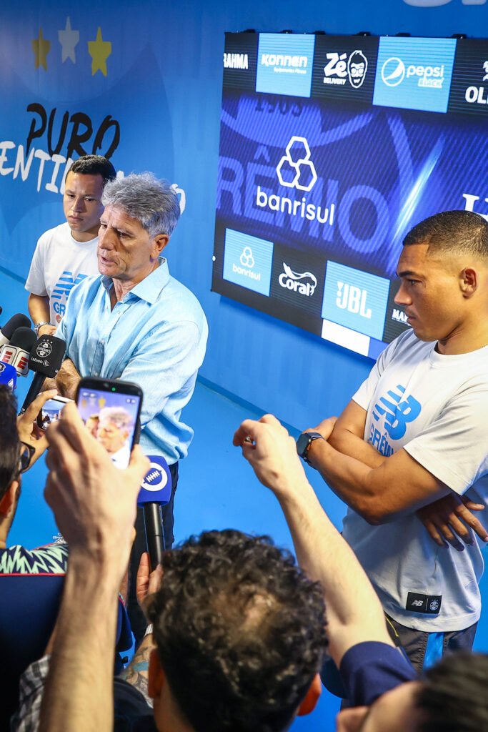 Renato faz apelo à torcida do Grêmio antes de jogo decisivo contra o Coritiba 2 Renato Portaluppi pede união entre torcida e Grêmio para evitar o rebaixamento