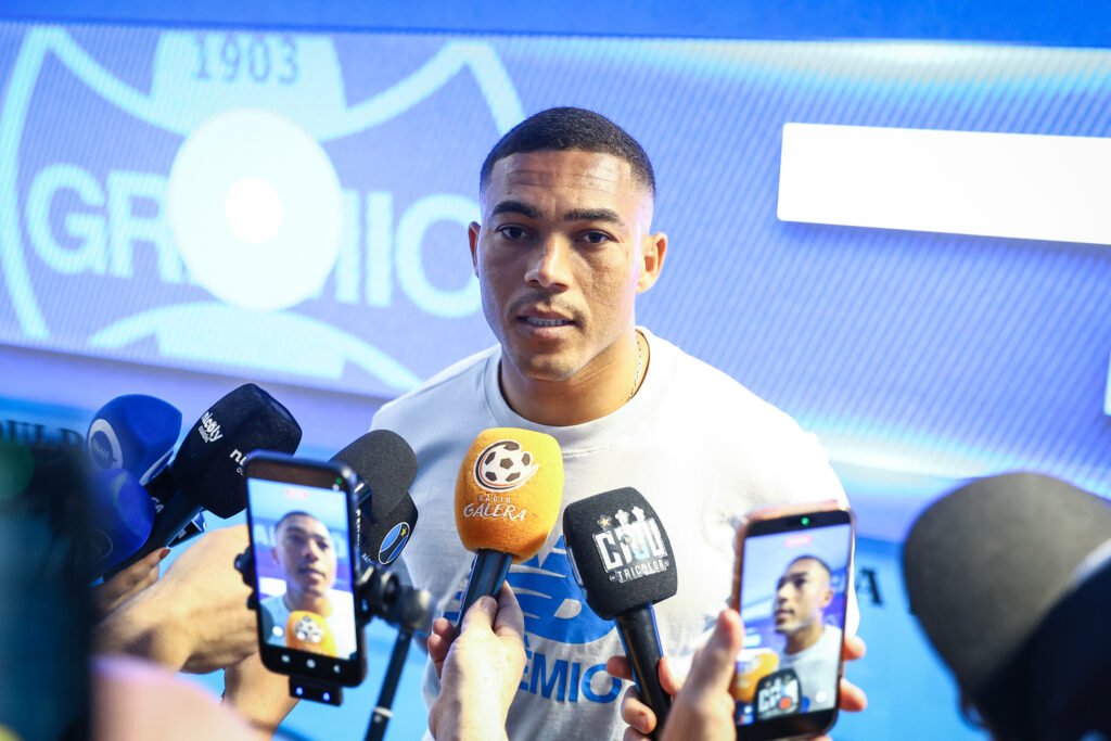 Marlon e Carlos Vinícius durante entrevista sobre a situação do Grêmio no Brasileirão