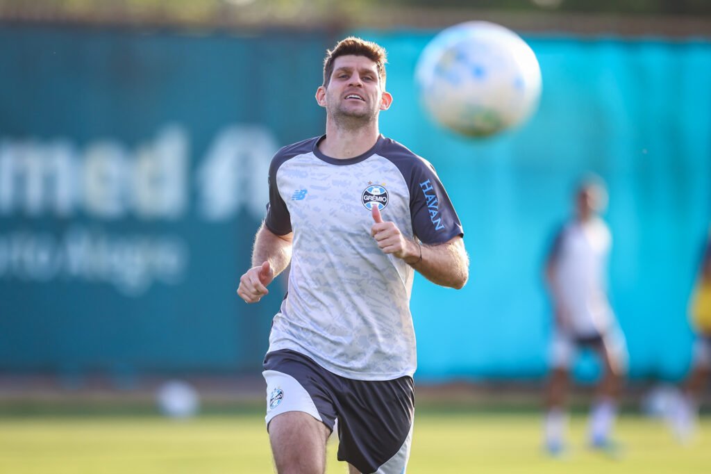 Pavón durante partida do Grêmio; atacante e Diego Caito são desfalques contra o Athletico-PR.