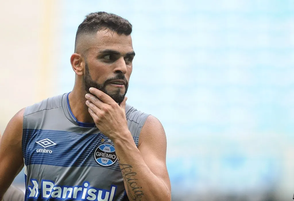 Maicon, ex-capitão do Grêmio, critica a postura dos dirigentes durante a crise e relembra sua saída em 2021