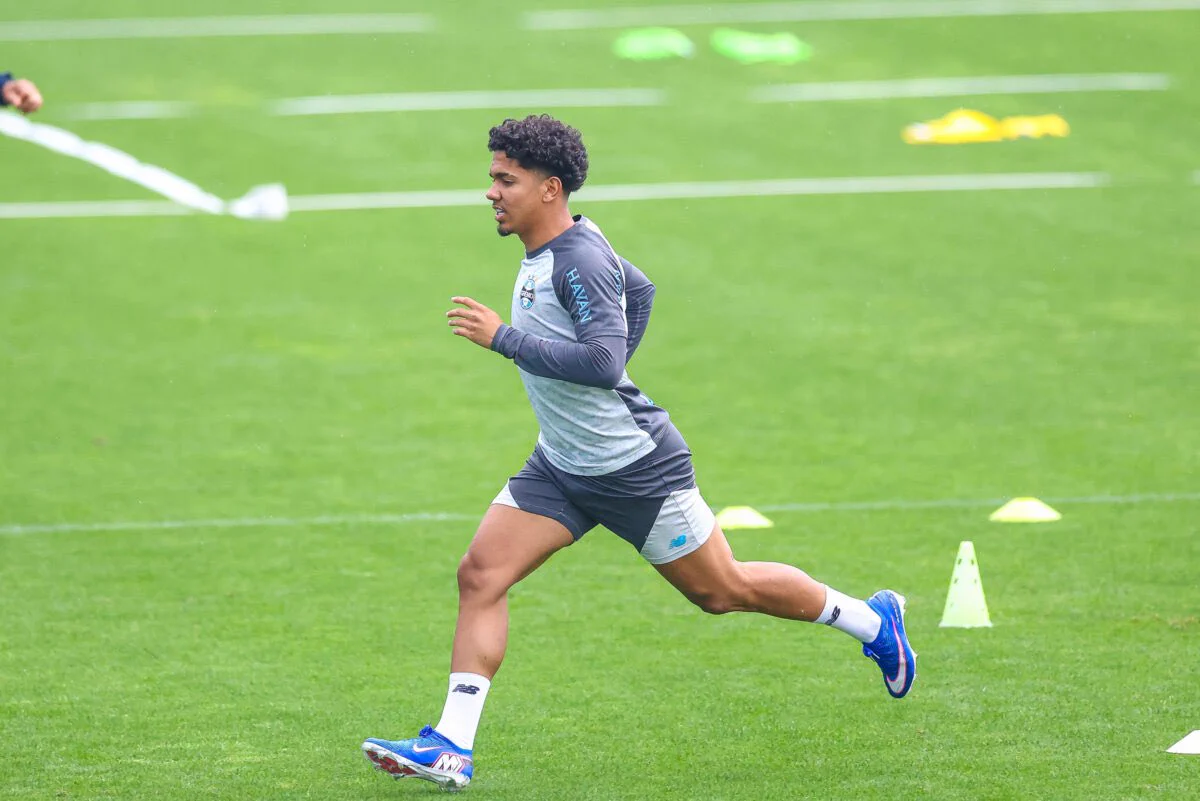 João Borne chama atenção de Renato e pode ser novidade do Grêmio contra o Remo 1 João Borne chama atenção de Renato e pode enfrentar o Remo