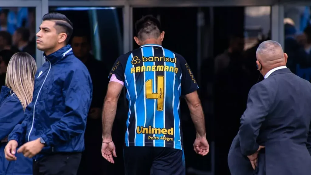  Walter Kannemann, zagueiro do Grêmio, durante a partida contra o Cruzeiro em que foi expulso após reclamar da arbitragem.