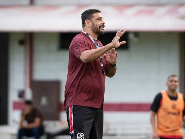 Ex-Grêmio, Diego Souza recebe suspensão preventiva de 30 dias 2 Diego Souza, ex-atacante do Grêmio e atual treinador do Joinville, suspenso preventivamente por 30 dias pelo TJD-SC