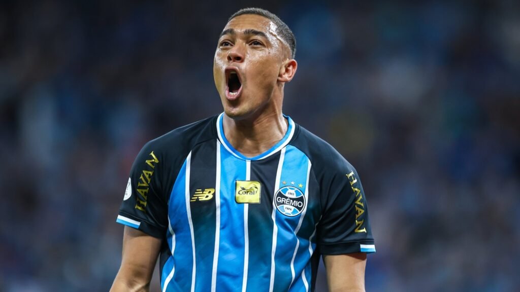 Carlos Vinícius interrompe segurança e responde cobrança de torcedor do Grêmio 2 Carlos Vinícius responde a torcedor do Grêmio sobre sua preocupação com a permanência do clube na Série A