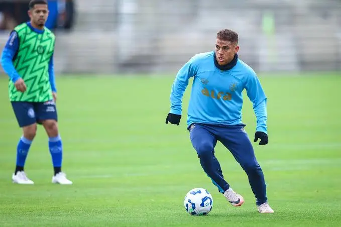 Gustavo Cuéllar com a camisa do Grêmio em imagem relacionada à dívida que provocou nova punição da Fifa.